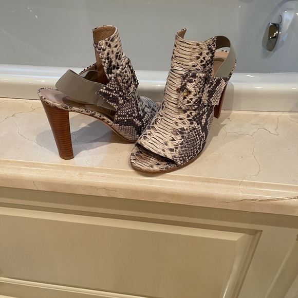 Stuart Weitzman snake print sandals. Nice! - Picture 8 of 8